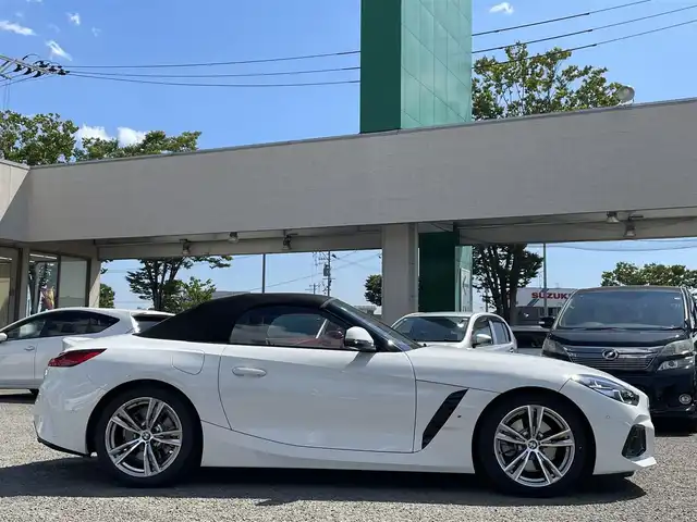 ＢＭＷ ＢＭＷ Ｚ４ sDrive20i Mスポーツ 宮城県 2025(令7)年 0.3万km アルピンホワイトⅢ /ワンオーナー//harman/kardonプレミアムサウンド//純正メモリナビ//FM/AM/BT/USB/フルセグテレビ///Apple CarPlay/AndroidAuto//電動ソフトトップ//アクティブクルーズコントロール//パドルシフト//衝突被害軽減ブレーキ//車線逸脱警報//パーキングアシスト//ブラインドスポットモニター//LEDヘッドライト//ビルトインETC2.0//レザーシート（マグマレッド）//パワーシート/ポジションメモリー//シートヒーター/ステアリングヒーター//スマートキーx2//保証書/取扱説明書