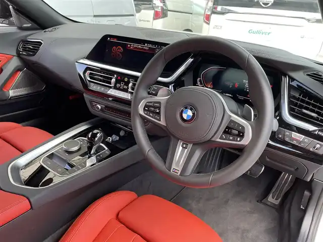ＢＭＷ ＢＭＷ Ｚ４ sDrive20i Mスポーツ 宮城県 2025(令7)年 0.3万km アルピンホワイトⅢ /ワンオーナー//harman/kardonプレミアムサウンド//純正メモリナビ//FM/AM/BT/USB/フルセグテレビ///Apple CarPlay/AndroidAuto//電動ソフトトップ//アクティブクルーズコントロール//パドルシフト//衝突被害軽減ブレーキ//車線逸脱警報//パーキングアシスト//ブラインドスポットモニター//LEDヘッドライト//ビルトインETC2.0//レザーシート（マグマレッド）//パワーシート/ポジションメモリー//シートヒーター/ステアリングヒーター//スマートキーx2//保証書/取扱説明書