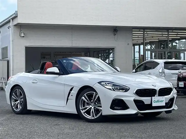 ＢＭＷ ＢＭＷ Ｚ４ sDrive20i Mスポーツ 宮城県 2025(令7)年 0.3万km アルピンホワイトⅢ /ワンオーナー//harman/kardonプレミアムサウンド//純正メモリナビ//FM/AM/BT/USB/フルセグテレビ///Apple CarPlay/AndroidAuto//電動ソフトトップ//アクティブクルーズコントロール//パドルシフト//衝突被害軽減ブレーキ//車線逸脱警報//パーキングアシスト//ブラインドスポットモニター//LEDヘッドライト//ビルトインETC2.0//レザーシート（マグマレッド）//パワーシート/ポジションメモリー//シートヒーター/ステアリングヒーター//スマートキーx2//保証書/取扱説明書