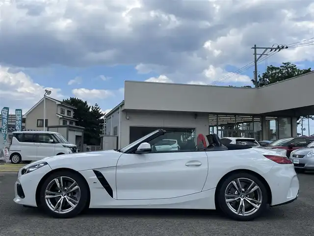 ＢＭＷ ＢＭＷ Ｚ４ sDrive20i Mスポーツ 宮城県 2025(令7)年 0.3万km アルピンホワイトⅢ /ワンオーナー//harman/kardonプレミアムサウンド//純正メモリナビ//FM/AM/BT/USB/フルセグテレビ///Apple CarPlay/AndroidAuto//電動ソフトトップ//アクティブクルーズコントロール//パドルシフト//衝突被害軽減ブレーキ//車線逸脱警報//パーキングアシスト//ブラインドスポットモニター//LEDヘッドライト//ビルトインETC2.0//レザーシート（マグマレッド）//パワーシート/ポジションメモリー//シートヒーター/ステアリングヒーター//スマートキーx2//保証書/取扱説明書