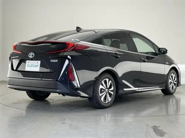 トヨタ プリウス ＰＨＶ A プレミアム 愛知県 2017(平29)年 3.2万km アティチュードブラックマイカ 純正１１．６型ＤＡナビ　アドバンストパーク　ＢＳＭ　黒革　フルセグ　ＡＣ１００Ｖ電源　シートヒーター　ＥＴＣ２．０　セーフティセンス　衝突軽減　追従クルコン　ＬＥＤオートライト　ＨＵＤ　バックカメラ プッシュスタート　スマートキー　ステアリングヒーター　レーンキープ　Bluetooth　