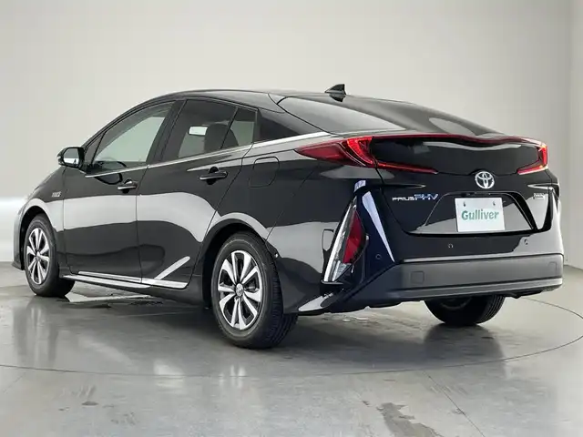 トヨタ プリウス ＰＨＶ A プレミアム 愛知県 2017(平29)年 3.2万km アティチュードブラックマイカ 純正１１．６型ＤＡナビ　アドバンストパーク　ＢＳＭ　黒革　フルセグ　ＡＣ１００Ｖ電源　シートヒーター　ＥＴＣ２．０　セーフティセンス　衝突軽減　追従クルコン　ＬＥＤオートライト　ＨＵＤ　バックカメラ プッシュスタート　スマートキー　ステアリングヒーター　レーンキープ　Bluetooth　