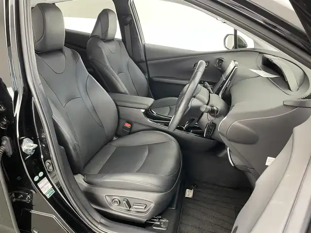 トヨタ プリウス ＰＨＶ A プレミアム 愛知県 2017(平29)年 3.2万km アティチュードブラックマイカ 純正１１．６型ＤＡナビ　アドバンストパーク　ＢＳＭ　黒革　フルセグ　ＡＣ１００Ｖ電源　シートヒーター　ＥＴＣ２．０　セーフティセンス　衝突軽減　追従クルコン　ＬＥＤオートライト　ＨＵＤ　バックカメラ プッシュスタート　スマートキー　ステアリングヒーター　レーンキープ　Bluetooth　