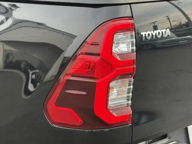 トヨタ ハイラックス Z 岩手県 2022(令4)年 2.1万km アティチュードブラックマイカ 禁煙車/4WD（切替）/ディーゼル/純正ナビ/→フルセグTV/Bluetooth/CD/DVD/FM/AM/バックカメラ/ステアリングスイッチ/横滑り防止装置/ダウンヒルアシストコントロール/コーナーセンサー/レーンキープアシスト/衝突軽減システム/オートライト/LDヘッドライト/フォグライト/〇プッシュスタート/〇電動格納ミラー/〇ウィンカーミラー/〇全席オートパワーウィンドウ/〇スマートキー/〇シガーソケット/〇ドアバイザー/〇取扱説明書/ETC/冬タイヤ社外アルミホイール車載