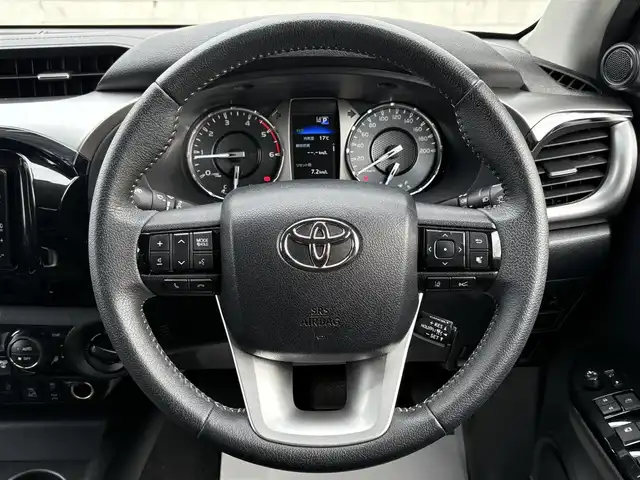 トヨタ ハイラックス Z 岩手県 2022(令4)年 2.1万km アティチュードブラックマイカ 禁煙車/4WD（切替）/ディーゼル/純正ナビ/→フルセグTV/Bluetooth/CD/DVD/FM/AM/バックカメラ/ステアリングスイッチ/横滑り防止装置/ダウンヒルアシストコントロール/コーナーセンサー/レーンキープアシスト/衝突軽減システム/オートライト/LDヘッドライト/フォグライト/〇プッシュスタート/〇電動格納ミラー/〇ウィンカーミラー/〇全席オートパワーウィンドウ/〇スマートキー/〇シガーソケット/〇ドアバイザー/〇取扱説明書/ETC/冬タイヤ社外アルミホイール車載
