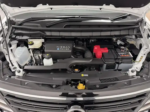 日産 セレナ e－パワー ハイウェイスター V 三重県 2025(令7)年 0.1千km プリズムホワイト 登録済未使用車/e-POWER/FF/インパネCVT/純正 12.3インチNissan Connectナビ*/（AM/FM/USB/iPod/TV/Bluetooth/HDMI/CarPlay/AndroidAuto）/11インチ 純正後席モニター*/アラウンドビューモニター（移動物検知機能付）/両側ハンズフリーオートスライドドア/ドライブレコーダー前後*/ETC2.0*/安全/・プロパイロット・緊急停止支援システム（SOSコール機能付）*/・エマージェンシーブレーキ/・衝突回避ステアリングアシスト/・LI（車線逸脱防止支援システム）＋LDW（車線逸脱警報）/・BSI（後側方衝突防止支援）＋BSW（後側方車両検知警報）/・RCTA（後退時車両検知警報）/・DA（ふらつき警報）/・踏み間違い衝突防止アシスト/・標識検知（進入禁止/最高速度/一時停止）/・フロント＆バックソナー/など/その他装備/・インテリジェントルームミラー*/・左右・後席独立オートエアコン/・オートライト/・LEDヘッドライト/・アダプティブLEDヘッドライト/・電動パーキングブレーキ/・ブレーキホールド/・USB充電ジャック（TYPE-Ax1、TYPE-Cx5）/・純正16inAW/・保/取/・スマートキーx2/など/*…OP