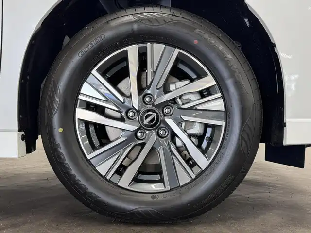 日産 セレナ e－パワー ハイウェイスター V 三重県 2025(令7)年 0.1千km プリズムホワイト 登録済未使用車/e-POWER/FF/インパネCVT/純正 12.3インチNissan Connectナビ*/（AM/FM/USB/iPod/TV/Bluetooth/HDMI/CarPlay/AndroidAuto）/11インチ 純正後席モニター*/アラウンドビューモニター（移動物検知機能付）/両側ハンズフリーオートスライドドア/ドライブレコーダー前後*/ETC2.0*/安全/・プロパイロット・緊急停止支援システム（SOSコール機能付）*/・エマージェンシーブレーキ/・衝突回避ステアリングアシスト/・LI（車線逸脱防止支援システム）＋LDW（車線逸脱警報）/・BSI（後側方衝突防止支援）＋BSW（後側方車両検知警報）/・RCTA（後退時車両検知警報）/・DA（ふらつき警報）/・踏み間違い衝突防止アシスト/・標識検知（進入禁止/最高速度/一時停止）/・フロント＆バックソナー/など/その他装備/・インテリジェントルームミラー*/・左右・後席独立オートエアコン/・オートライト/・LEDヘッドライト/・アダプティブLEDヘッドライト/・電動パーキングブレーキ/・ブレーキホールド/・USB充電ジャック（TYPE-Ax1、TYPE-Cx5）/・純正16inAW/・保/取/・スマートキーx2/など/*…OP