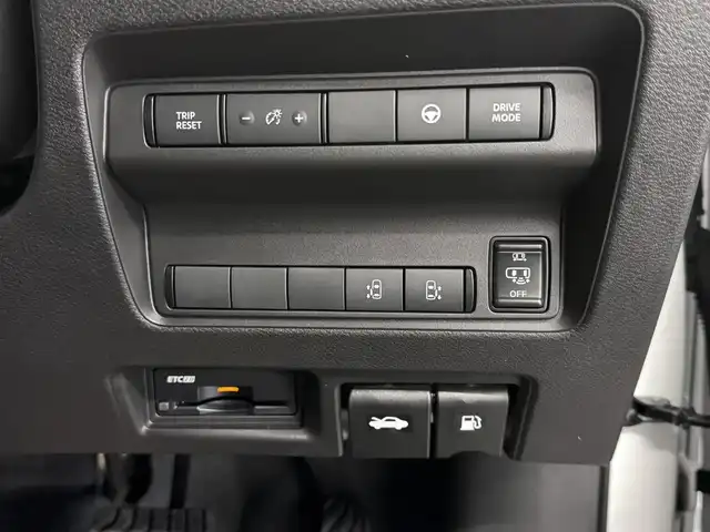 日産 セレナ e－パワー ハイウェイスター V 三重県 2025(令7)年 0.1千km プリズムホワイト 登録済未使用車/e-POWER/FF/インパネCVT/純正 12.3インチNissan Connectナビ*/（AM/FM/USB/iPod/TV/Bluetooth/HDMI/CarPlay/AndroidAuto）/11インチ 純正後席モニター*/アラウンドビューモニター（移動物検知機能付）/両側ハンズフリーオートスライドドア/ドライブレコーダー前後*/ETC2.0*/安全/・プロパイロット・緊急停止支援システム（SOSコール機能付）*/・エマージェンシーブレーキ/・衝突回避ステアリングアシスト/・LI（車線逸脱防止支援システム）＋LDW（車線逸脱警報）/・BSI（後側方衝突防止支援）＋BSW（後側方車両検知警報）/・RCTA（後退時車両検知警報）/・DA（ふらつき警報）/・踏み間違い衝突防止アシスト/・標識検知（進入禁止/最高速度/一時停止）/・フロント＆バックソナー/など/その他装備/・インテリジェントルームミラー*/・左右・後席独立オートエアコン/・オートライト/・LEDヘッドライト/・アダプティブLEDヘッドライト/・電動パーキングブレーキ/・ブレーキホールド/・USB充電ジャック（TYPE-Ax1、TYPE-Cx5）/・純正16inAW/・保/取/・スマートキーx2/など/*…OP