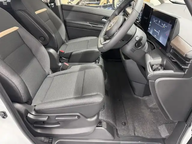 日産 セレナ e－パワー ハイウェイスター V 三重県 2025(令7)年 0.1千km プリズムホワイト 登録済未使用車/e-POWER/FF/インパネCVT/純正 12.3インチNissan Connectナビ*/（AM/FM/USB/iPod/TV/Bluetooth/HDMI/CarPlay/AndroidAuto）/11インチ 純正後席モニター*/アラウンドビューモニター（移動物検知機能付）/両側ハンズフリーオートスライドドア/ドライブレコーダー前後*/ETC2.0*/安全/・プロパイロット・緊急停止支援システム（SOSコール機能付）*/・エマージェンシーブレーキ/・衝突回避ステアリングアシスト/・LI（車線逸脱防止支援システム）＋LDW（車線逸脱警報）/・BSI（後側方衝突防止支援）＋BSW（後側方車両検知警報）/・RCTA（後退時車両検知警報）/・DA（ふらつき警報）/・踏み間違い衝突防止アシスト/・標識検知（進入禁止/最高速度/一時停止）/・フロント＆バックソナー/など/その他装備/・インテリジェントルームミラー*/・左右・後席独立オートエアコン/・オートライト/・LEDヘッドライト/・アダプティブLEDヘッドライト/・電動パーキングブレーキ/・ブレーキホールド/・USB充電ジャック（TYPE-Ax1、TYPE-Cx5）/・純正16inAW/・保/取/・スマートキーx2/など/*…OP