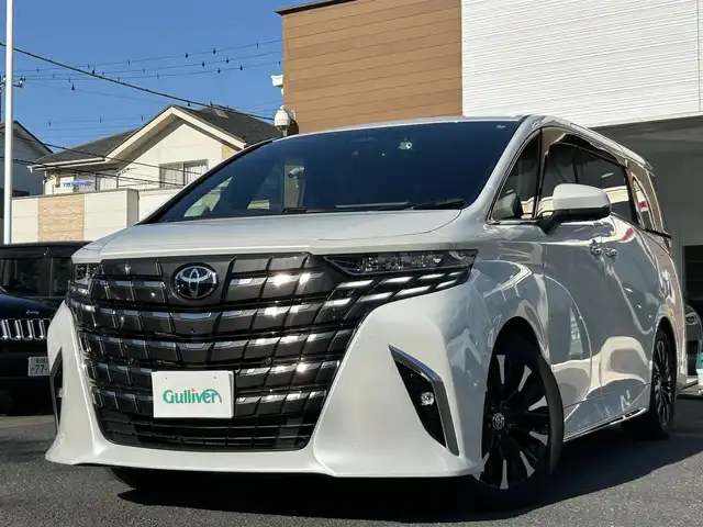 トヨタ アルファードハイブリット エグゼクティブ ラウンジ 埼玉県 2024(令6)年 1.8万km プラチナホワイトパールマイカ 純正ナビ（Bluetooth、CD、DVD、フルセグTV）/全方位カメラ/ETC2.0/サンルーフ/フリップダウン/電動リアゲート/前後ドラレコ/JBLサウンド/ワイヤレス充電/リラクゼーション機能/ワンオーナー/パーキングアシスト/4WD/100V充電/追従走行有クルコン/スペアキー/USB入力端子/オットマン/純正フロアマット/二列目までパワーシート・エアシート・シートヒーター/レザーシート/純正アルミ/LEDヘッド/クリアランスソナー/カーテンエアバッグ/オートマチックハイビーム