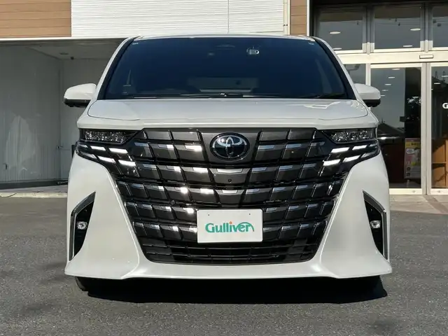 トヨタ アルファードハイブリット エグゼクティブ ラウンジ 埼玉県 2024(令6)年 1.8万km プラチナホワイトパールマイカ 純正ナビ（Bluetooth、CD、DVD、フルセグTV）/全方位カメラ/ETC2.0/サンルーフ/フリップダウン/電動リアゲート/前後ドラレコ/JBLサウンド/ワイヤレス充電/リラクゼーション機能/ワンオーナー/パーキングアシスト/4WD/100V充電/追従走行有クルコン/スペアキー/USB入力端子/オットマン/純正フロアマット/二列目までパワーシート・エアシート・シートヒーター/レザーシート/純正アルミ/LEDヘッド/クリアランスソナー/カーテンエアバッグ/オートマチックハイビーム