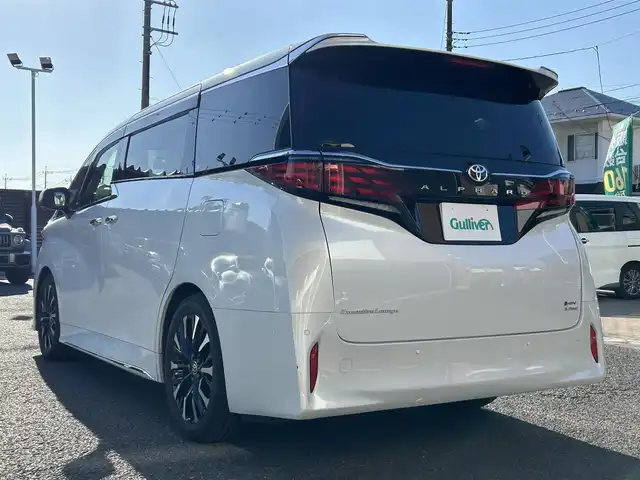 トヨタ アルファードハイブリット エグゼクティブ ラウンジ 埼玉県 2024(令6)年 1.8万km プラチナホワイトパールマイカ 純正ナビ（Bluetooth、CD、DVD、フルセグTV）/全方位カメラ/ETC2.0/サンルーフ/フリップダウン/電動リアゲート/前後ドラレコ/JBLサウンド/ワイヤレス充電/リラクゼーション機能/ワンオーナー/パーキングアシスト/4WD/100V充電/追従走行有クルコン/スペアキー/USB入力端子/オットマン/純正フロアマット/二列目までパワーシート・エアシート・シートヒーター/レザーシート/純正アルミ/LEDヘッド/クリアランスソナー/カーテンエアバッグ/オートマチックハイビーム