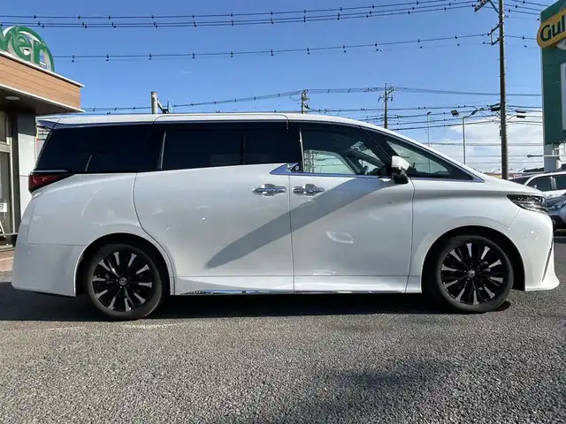 トヨタ アルファードハイブリット エグゼクティブ ラウンジ 埼玉県 2024(令6)年 1.8万km プラチナホワイトパールマイカ 純正ナビ（Bluetooth、CD、DVD、フルセグTV）/全方位カメラ/ETC2.0/サンルーフ/フリップダウン/電動リアゲート/前後ドラレコ/JBLサウンド/ワイヤレス充電/リラクゼーション機能/ワンオーナー/パーキングアシスト/4WD/100V充電/追従走行有クルコン/スペアキー/USB入力端子/オットマン/純正フロアマット/二列目までパワーシート・エアシート・シートヒーター/レザーシート/純正アルミ/LEDヘッド/クリアランスソナー/カーテンエアバッグ/オートマチックハイビーム
