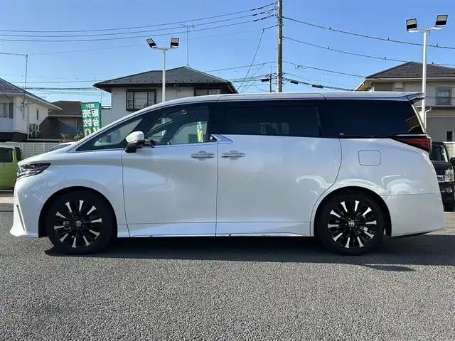 トヨタ アルファードハイブリット エグゼクティブ ラウンジ 埼玉県 2024(令6)年 1.8万km プラチナホワイトパールマイカ 純正ナビ（Bluetooth、CD、DVD、フルセグTV）/全方位カメラ/ETC2.0/サンルーフ/フリップダウン/電動リアゲート/前後ドラレコ/JBLサウンド/ワイヤレス充電/リラクゼーション機能/ワンオーナー/パーキングアシスト/4WD/100V充電/追従走行有クルコン/スペアキー/USB入力端子/オットマン/純正フロアマット/二列目までパワーシート・エアシート・シートヒーター/レザーシート/純正アルミ/LEDヘッド/クリアランスソナー/カーテンエアバッグ/オートマチックハイビーム