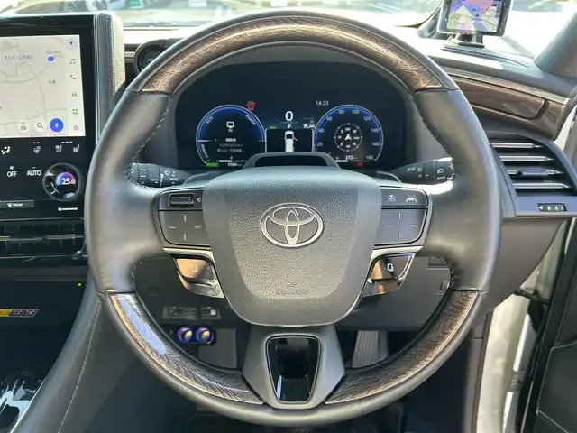 トヨタ アルファードハイブリット エグゼクティブ ラウンジ 埼玉県 2024(令6)年 1.8万km プラチナホワイトパールマイカ 純正ナビ（Bluetooth、CD、DVD、フルセグTV）/全方位カメラ/ETC2.0/サンルーフ/フリップダウン/電動リアゲート/前後ドラレコ/JBLサウンド/ワイヤレス充電/リラクゼーション機能/ワンオーナー/パーキングアシスト/4WD/100V充電/追従走行有クルコン/スペアキー/USB入力端子/オットマン/純正フロアマット/二列目までパワーシート・エアシート・シートヒーター/レザーシート/純正アルミ/LEDヘッド/クリアランスソナー/カーテンエアバッグ/オートマチックハイビーム