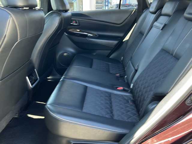 トヨタ ハリアー エレガンス 富山県 2017(平29)年 7万km ブラキッシュレッドマイカ ワンオーナー/スマートキー×２/ハーフレザーシート/ALPINE製9インチメモリーナビ(EX9V)/DVD/MSV/BT/フルセグTV/バックカメラ/9インチフリップダウンモニター(PXH9S-R)/ビルトインETC/ステアリングスイッチ/皮巻きステアリング/前後ドラレコ(ZDR-015)/パワーシート/クリアランスソナー/オートリトラミラー/レーダークルコン/純正17インチAW/横滑り防止装置/保証書・取説・ナビ取説