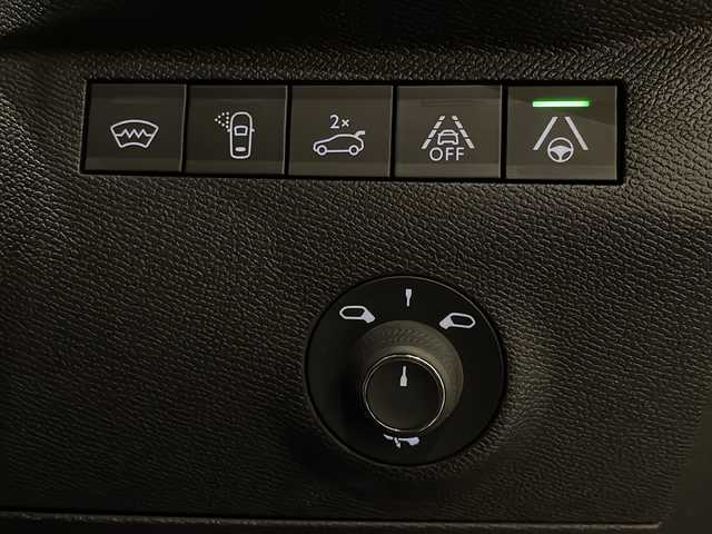 ＤＳオートモビル ＤＳ７ クロスバック グランシック ピュアテック 新潟県 2020(令2)年 1.1万km ゴールド パッケージオプション装備１/・フロントカメラ/・DS ナイトビジョン/・パノラミックサンルーフ（電動メッシュサンシェード付）/・パッケージオプション装備2/・OPERA エンブレム（ダッシュボード）/・OPERAインテリア（ウォッチストラップデザイン/・ナッパレザーシート/ アートフィニッシュ/・パールトップステッチ ナッパレザーダッシュボード/・ドアトリム：バ サルトブラック/・クリスタル入りオーディオダイヤル/・フロントシートベンチレーション/標準装備/・DS ドライバーアテンションモニタリング/・DS パークパイロット/・DS アクティブLEDビジョン/・インテリジェントハイビーム/・フロントガラスヒーター/・ハンズフリー電動テールゲート/・後席用エアコンコントロールパネル/・B.R.Mアナログ時計/・パワーシート/・フロントシートヒーター/・フロントマルチポイントランバーサポート/・アンビエンスライト/・スマートフォンワイヤレスチャージャー/・20インチアロイホイール