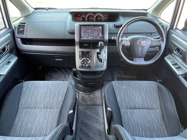 トヨタ ヴォクシー ZS 煌Ⅱ 佐賀県 2012(平24)年 10.4万km ホワイトパールクリスタルシャイン (株)IDOMが運営する【じしゃロン川越店】の自社ローン専用車両になります。こちらは現金またはオートローンご利用時の価格です。自社ローンご希望の方は別途その旨お申付け下さい/アルパインＨＤＤナビ/（AM/FM/CD/DVD)/バックカメラ　/両側パワースライドア　/ＥＴＣ　/フルセグＴＶ　/パドルシフト　/純正フロアマット　/ウインカミラー　/ドアバイザー　/ＨＩＤヘッドライト　/オートライト　/プッシュスタート