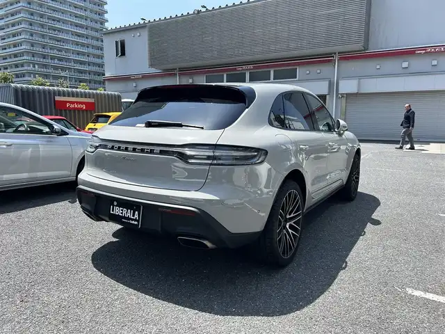 ポルシェ ポルシェ マカン 東京都 2024(令6)年 0.7万km シルバー ワンオーナー/スペシャルカラー：M9A クレヨン/エクステンドレザーパッケージ/コンフォートシート/14way電動調節/パノラマSR/21インチ911Turboデザインホイール/BOSEサラウンドサウンドシステム/純正ナビ/360°カメラ/ETC2.0/前後ドラレコ/エントリードライブ