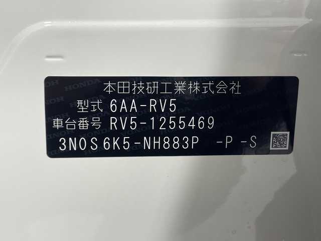 ホンダ ヴェゼル ハイブリッド e:HEV Z 神奈川県 2025(令7)年 0.1万km未満 プラチナホワイトパール 登録済未使用車/ホンダセンシング/・衝突軽減ブレーキ/・誤発進抑制機能（前方・後方）/・近距離衝突軽減ブレーキ/・歩行者事故低減ステアリング/・路外逸脱抑制機能/・渋滞追従機能付きアダプティブクルーズコントロール/・車線維持支援システム/・先行車発進お知らせ機能/・標識認識機能/・オートハイビーム/純正9インチディスプレイオーディオ/・BT/フルセグTV/AppleCarPlay/AndroidAuto/AM/FM/バックカメラ/ハーフレザーシート/・シートヒーター(D/N)/ビルトインETC/革巻きステアリング/・ステアリングスイッチ/・ステアリングヒーター/Qi充電/電動サイドブレーキ/・ブレーキオートホールド/パワーバックドア/スマートキー/・プッシュスタートボタン/・スペアキー(1本)/ドライブモード/LEDヘッドライト/・シーケンシャルウィンカー/前後クリアランスソナー/純正18インチアルミホイール