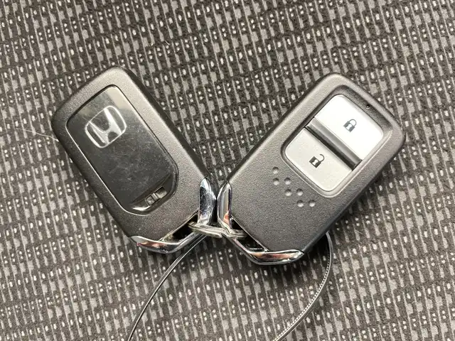 ホンダ フィット 13G FパックコンフォートED 道央・札幌 2016(平28)年 3.4万km クリスタルブラックパール 衝突軽減ブレーキ　純正ナビ　ＴＶ　Ｂｌｕｅｔｏｏｔｈ　バックＣ　ワイパーデアイサー　ＥＴＣ　シートヒーター　１５ＡＷ　コーナーセンサー　ヒーター付電格ミラー　スマートキー　純正マット　ＡＡＣ