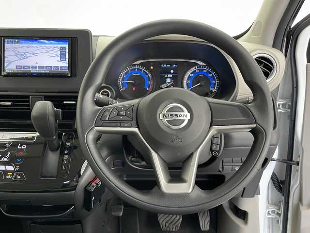 日産 デイズ X 長野県 2023(令5)年 1.6万km ホワイトパール ４WD/衝突被害軽減システム/社外ナビ【MDV-D310】/Bluetooth/先行者発進通知/道路標識表示/車線逸脱警報/速度標識表示/ふらつき警報/スマートキー/ETC/前方ドラレコ/純正14インチAW/前後コーナーセンサー/シートヒーター/バックカメラ/ステアリングスイッチ