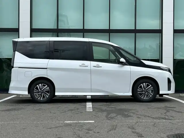 日産 セレナ e－パワー ハイウェイスター V 和歌山県 2025(令7)年 0.1千km プリズムホワイト 登録済未使用車/純正ナビ/フルセグTV/(AM/FM/USB/Bluetooth)/全方位カメラ/フリップダウンモニター/デジタルインナーミラー/衝突軽減ブレーキ/横滑り防止機能/コーナーセンサー/レーンキープアシスト/ブラインドスポットモニター/電動パーキング/オートホールド/両側パワースライドドア/ETC/置くだけ充電/LEDヘッドライト/オートライト/プッシュスタート/スマートキー
