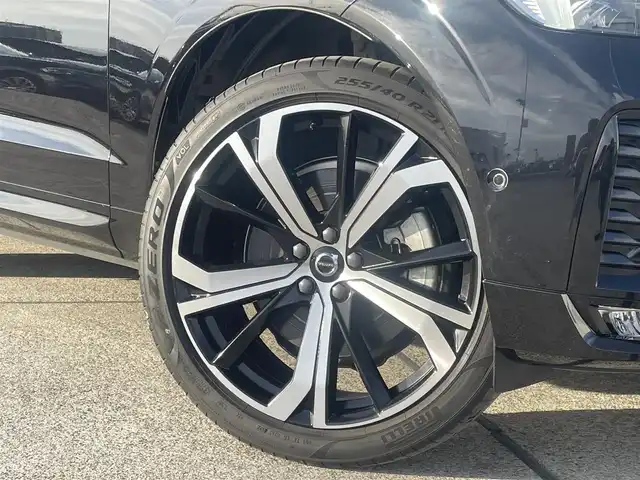 ボルボ ボルボ ＸＣ６０ B6 AWD Rデザイン 東京都 2022(令4)年 3.5万km オニキスブラックP ワンオーナー/エアサス車/TRデザイン専用ハーフレザー/全席シートヒーター/純正Googleナビ/ヘッドアップディスプレイ/パワーテールゲート/Harman/Kardonサウンド/アダプティブクルーズコントロール/ブラインドスポットモニター/レーンキープアシスト/衝突被害軽減ブレーキ/360°カメラ/スマートキー/プッシュスタート/サイドエアバック/カーテンエアバック