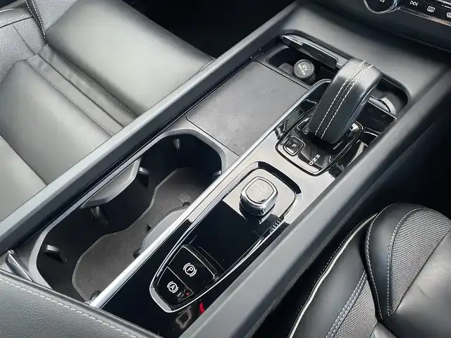 ボルボ ボルボ ＸＣ６０ B6 AWD Rデザイン 東京都 2022(令4)年 3.5万km オニキスブラックP ワンオーナー/エアサス車/TRデザイン専用ハーフレザー/全席シートヒーター/純正Googleナビ/ヘッドアップディスプレイ/パワーテールゲート/Harman/Kardonサウンド/アダプティブクルーズコントロール/ブラインドスポットモニター/レーンキープアシスト/衝突被害軽減ブレーキ/360°カメラ/スマートキー/プッシュスタート/サイドエアバック/カーテンエアバック