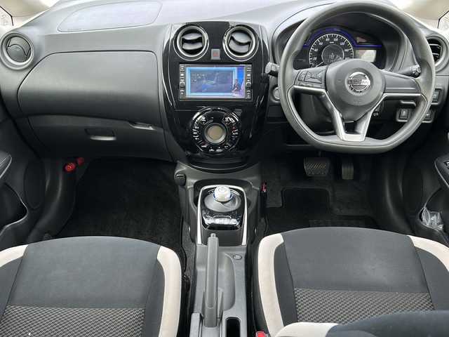 日産 ノート e－パワー X 山梨県 2017(平29)年 6.8万km スーパーブラック エマージェンシーブレーキ/純正ナビ/　(CD/AUX/BT/フルセグ)/バックカメラ/LEDオートライト/社外15インチアルミホイール/オートエアコン/スマートキー/ETC2.0