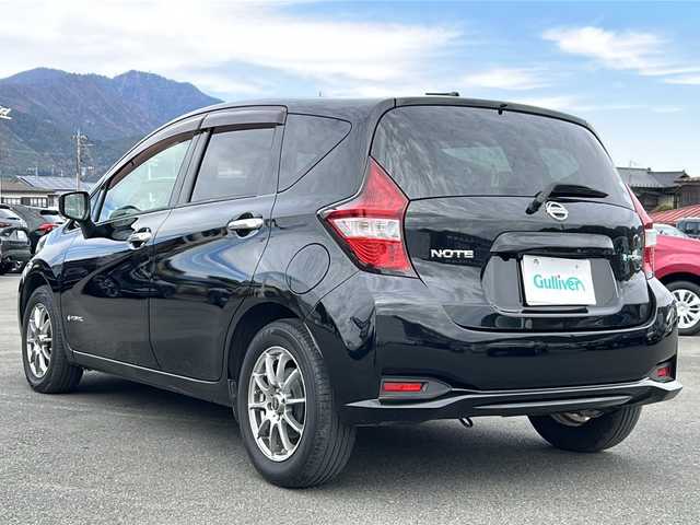 日産 ノート e－パワー X 山梨県 2017(平29)年 6.8万km スーパーブラック エマージェンシーブレーキ/純正ナビ/　(CD/AUX/BT/フルセグ)/バックカメラ/LEDオートライト/社外15インチアルミホイール/オートエアコン/スマートキー/ETC2.0