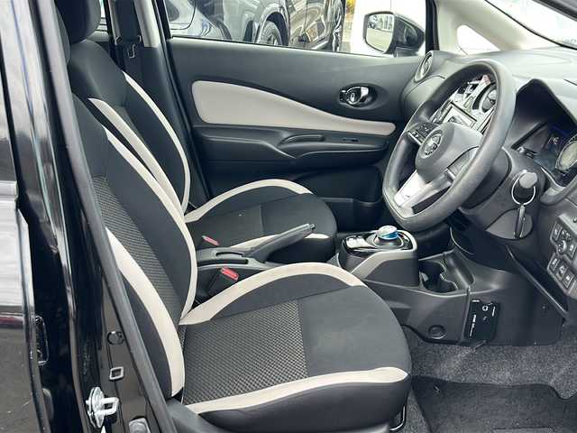 日産 ノート e－パワー X 山梨県 2017(平29)年 6.8万km スーパーブラック エマージェンシーブレーキ/純正ナビ/　(CD/AUX/BT/フルセグ)/バックカメラ/LEDオートライト/社外15インチアルミホイール/オートエアコン/スマートキー/ETC2.0