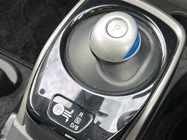 日産 ノート e－パワー X 山梨県 2017(平29)年 6.8万km スーパーブラック エマージェンシーブレーキ/純正ナビ/　(CD/AUX/BT/フルセグ)/バックカメラ/LEDオートライト/社外15インチアルミホイール/オートエアコン/スマートキー/ETC2.0