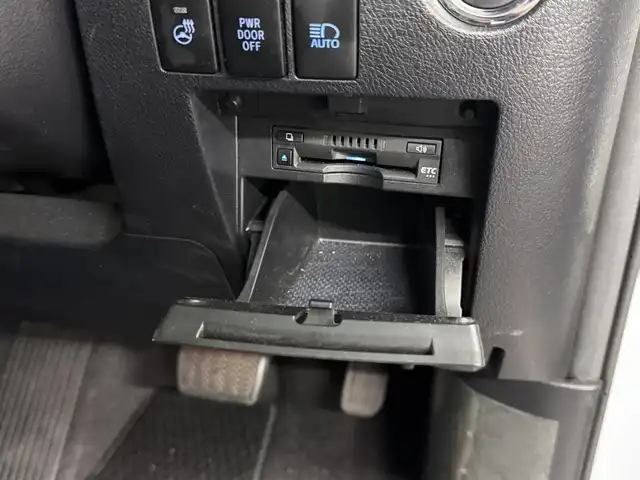 トヨタ アルファード S Cパッケージ 三重県 2020(令2)年 5.7万km ホワイトパールクリスタルシャイン ガソリン/FF/MTモード付インパネCVT/純正 9インチディスプレイオーディオ＋ナビ/（FM/AM/CD*/DVD*/USB/iPod/Bluetooth/TV/Miracast/CarPlay/AndroidAuto）/12.1インチ 後席モニター V12T-R68C/バックガイドモニター/モデリスタエアロ（F/S/R下）、スポーツマフラー/ブラックグリル（社外品?）/両側パワースライドドア/ETC/Toyota Safety Sense/・プリクラッシュセーフティ/・レーントレーシングアシスト/・クリアランスソナー/・パーキングサポートブレーキ/・アダプティブハイビームシステム/・レーダークルコン/・ロードサインアシスト/・先行車発進告知機能/・ブラインドスポットモニター＋リヤクロストラフィックアラート*/など/装備/・ツインムーンルーフ*/・デジタルインナーミラー*/・合皮シート/・パワーシート（D/N）/・エグゼクティブパワーシート（電動リクライニング＆オットマン（N/2nd））/・パワーバックドア/・シートヒーター・ベンチレーション（D/N）/・ステアリングヒーター/・オートライト/・3眼LEDヘッドランプ/・左右・後席独立オートエアコン/・純正18AW/・保/取/・スマートキーx1/など