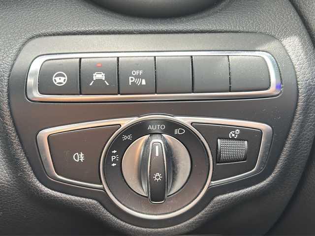 メルセデス・ベンツ Ｃ２２０ｄ アバンギャルド　AMGライン 大阪府 2018(平30)年 7万km ダイヤモンドホワイト エアサス/パーキングアシスト/レザーシート/前席パワーシート/前席シートヒーター/前席メモリーシート/純正ナビ/フルセグTV/Bluetooth/バックカメラ/レーダークルーズコントロール/トランクオープナーボタン/純正ドライブレコーダー/パドルシフト/BSM/3点エアバッグ/ETC2.0/スマートキー
