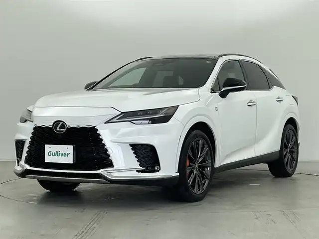 レクサス ＲＸ 350 Fスポーツ 群馬県 2023(令5)年 1.5万km ホワイトノーヴァガラスフレーク パノラマルーフ/F SPORTブラック塗装ルーフレール/F SPORTオレンジブレーキキャリパー/後席電動シート/・後席電動リクライニング/電動格納機能/・後席シートヒーター/シートベンチレーション/・輻射ヒーター(運転席/助手席)/デジタルインナーミラー/＝＝＝＝＝＝/純正14インチディスプレイオーディオ/(AM/FM/Bluetooth/フルセグTV/USB/AppleCarPlay/AndroidAuto)/パノラミックビューモニター/パワーバックドア/Lexus Safety System/・プリクラッシュセーフティシステム（検知機能付衝突回避支援タイプ）/・レーンディパーチャーアラート/・レーダークルーズコントロール（全車速追従機能付）/・レーントレーシングアシスト/レーンチェンジアシスト/・フロントクロストラフィックアラート/・プロアクティブドライビングアシスト/カラーヘッドアップディスプレイ/ブラインドスポットモニター/パワーバックドア/前席シートヒーター/シートベンチレーション/2列目電動格納シート/ステアリングヒーター/ETC2.0/三眼フルLEDヘッドランプ/スマートキー