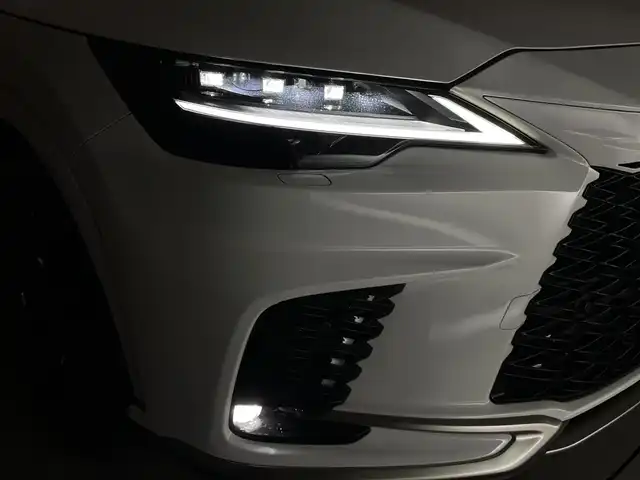 レクサス ＲＸ 350 Fスポーツ 群馬県 2023(令5)年 1.5万km ホワイトノーヴァガラスフレーク パノラマルーフ/F SPORTブラック塗装ルーフレール/F SPORTオレンジブレーキキャリパー/後席電動シート/・後席電動リクライニング/電動格納機能/・後席シートヒーター/シートベンチレーション/・輻射ヒーター(運転席/助手席)/デジタルインナーミラー/＝＝＝＝＝＝/純正14インチディスプレイオーディオ/(AM/FM/Bluetooth/フルセグTV/USB/AppleCarPlay/AndroidAuto)/パノラミックビューモニター/パワーバックドア/Lexus Safety System/・プリクラッシュセーフティシステム（検知機能付衝突回避支援タイプ）/・レーンディパーチャーアラート/・レーダークルーズコントロール（全車速追従機能付）/・レーントレーシングアシスト/レーンチェンジアシスト/・フロントクロストラフィックアラート/・プロアクティブドライビングアシスト/カラーヘッドアップディスプレイ/ブラインドスポットモニター/パワーバックドア/前席シートヒーター/シートベンチレーション/2列目電動格納シート/ステアリングヒーター/ETC2.0/三眼フルLEDヘッドランプ/スマートキー