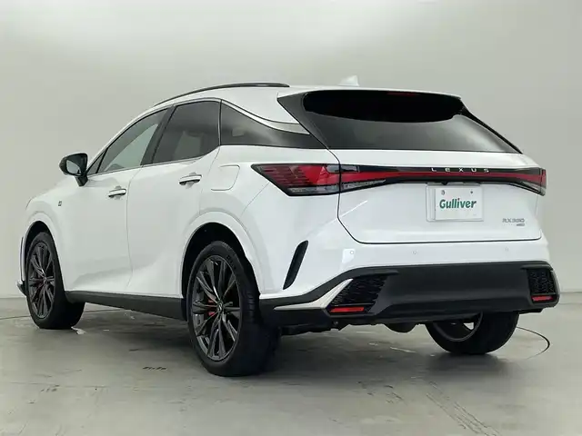 レクサス ＲＸ 350 Fスポーツ 群馬県 2023(令5)年 1.5万km ホワイトノーヴァガラスフレーク パノラマルーフ/F SPORTブラック塗装ルーフレール/F SPORTオレンジブレーキキャリパー/後席電動シート/・後席電動リクライニング/電動格納機能/・後席シートヒーター/シートベンチレーション/・輻射ヒーター(運転席/助手席)/デジタルインナーミラー/＝＝＝＝＝＝/純正14インチディスプレイオーディオ/(AM/FM/Bluetooth/フルセグTV/USB/AppleCarPlay/AndroidAuto)/パノラミックビューモニター/パワーバックドア/Lexus Safety System/・プリクラッシュセーフティシステム（検知機能付衝突回避支援タイプ）/・レーンディパーチャーアラート/・レーダークルーズコントロール（全車速追従機能付）/・レーントレーシングアシスト/レーンチェンジアシスト/・フロントクロストラフィックアラート/・プロアクティブドライビングアシスト/カラーヘッドアップディスプレイ/ブラインドスポットモニター/パワーバックドア/前席シートヒーター/シートベンチレーション/2列目電動格納シート/ステアリングヒーター/ETC2.0/三眼フルLEDヘッドランプ/スマートキー