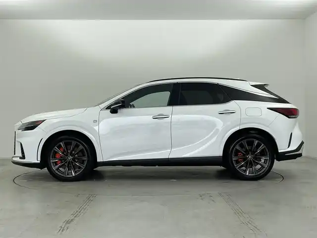 レクサス ＲＸ 350 Fスポーツ 群馬県 2023(令5)年 1.5万km ホワイトノーヴァガラスフレーク パノラマルーフ/F SPORTブラック塗装ルーフレール/F SPORTオレンジブレーキキャリパー/後席電動シート/・後席電動リクライニング/電動格納機能/・後席シートヒーター/シートベンチレーション/・輻射ヒーター(運転席/助手席)/デジタルインナーミラー/＝＝＝＝＝＝/純正14インチディスプレイオーディオ/(AM/FM/Bluetooth/フルセグTV/USB/AppleCarPlay/AndroidAuto)/パノラミックビューモニター/パワーバックドア/Lexus Safety System/・プリクラッシュセーフティシステム（検知機能付衝突回避支援タイプ）/・レーンディパーチャーアラート/・レーダークルーズコントロール（全車速追従機能付）/・レーントレーシングアシスト/レーンチェンジアシスト/・フロントクロストラフィックアラート/・プロアクティブドライビングアシスト/カラーヘッドアップディスプレイ/ブラインドスポットモニター/パワーバックドア/前席シートヒーター/シートベンチレーション/2列目電動格納シート/ステアリングヒーター/ETC2.0/三眼フルLEDヘッドランプ/スマートキー