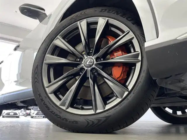 レクサス ＲＸ 350 Fスポーツ 群馬県 2023(令5)年 1.5万km ホワイトノーヴァガラスフレーク パノラマルーフ/F SPORTブラック塗装ルーフレール/F SPORTオレンジブレーキキャリパー/後席電動シート/・後席電動リクライニング/電動格納機能/・後席シートヒーター/シートベンチレーション/・輻射ヒーター(運転席/助手席)/デジタルインナーミラー/＝＝＝＝＝＝/純正14インチディスプレイオーディオ/(AM/FM/Bluetooth/フルセグTV/USB/AppleCarPlay/AndroidAuto)/パノラミックビューモニター/パワーバックドア/Lexus Safety System/・プリクラッシュセーフティシステム（検知機能付衝突回避支援タイプ）/・レーンディパーチャーアラート/・レーダークルーズコントロール（全車速追従機能付）/・レーントレーシングアシスト/レーンチェンジアシスト/・フロントクロストラフィックアラート/・プロアクティブドライビングアシスト/カラーヘッドアップディスプレイ/ブラインドスポットモニター/パワーバックドア/前席シートヒーター/シートベンチレーション/2列目電動格納シート/ステアリングヒーター/ETC2.0/三眼フルLEDヘッドランプ/スマートキー