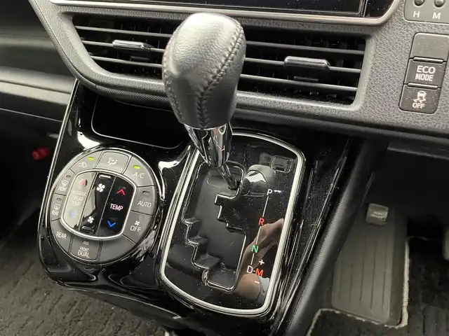 トヨタ ノア Si ダブルバイビーⅡ 滋賀県 2019(令1)年 6.4万km ブラック 禁煙車/純正10型ナビ/CD.DVD.Bluetooth.フルセグ/バックカメラ/12.1型フリップダウンモニター/トヨタセーフティセンス/・プリクラッシュセーフティ/・レーンディパーチャーアラート/・オートマチックハイビーム/クルーズコントロール/LEDヘッドライト/オートライト/ハーフレザーシート/両側パワースライドドア/ビルトインETC2.0/純正前方ドライブレコーダー/テレビキャンセラー/アイドリングストップ/クリアランスソナー