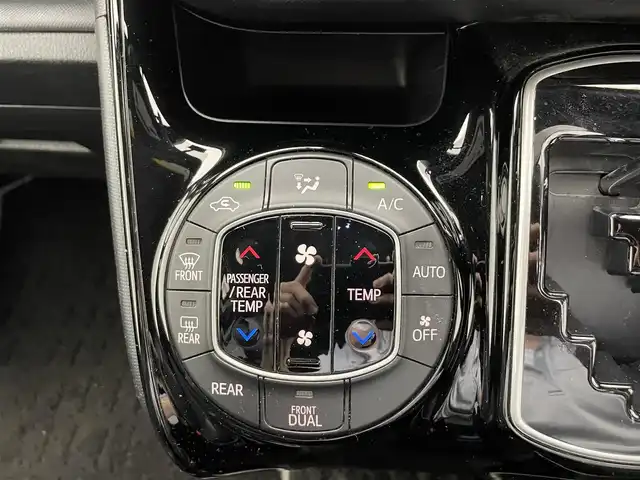 トヨタ ノア Si ダブルバイビーⅡ 滋賀県 2019(令1)年 6.4万km ブラック 禁煙車/純正10型ナビ/CD.DVD.Bluetooth.フルセグ/バックカメラ/12.1型フリップダウンモニター/トヨタセーフティセンス/・プリクラッシュセーフティ/・レーンディパーチャーアラート/・オートマチックハイビーム/クルーズコントロール/LEDヘッドライト/オートライト/ハーフレザーシート/両側パワースライドドア/ビルトインETC2.0/純正前方ドライブレコーダー/テレビキャンセラー/アイドリングストップ/クリアランスソナー