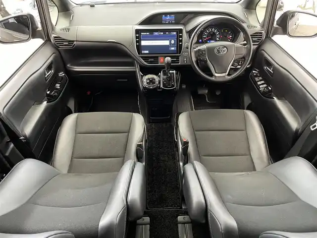 トヨタ ノア Si ダブルバイビーⅡ 滋賀県 2019(令1)年 6.4万km ブラック 禁煙車/純正10型ナビ/CD.DVD.Bluetooth.フルセグ/バックカメラ/12.1型フリップダウンモニター/トヨタセーフティセンス/・プリクラッシュセーフティ/・レーンディパーチャーアラート/・オートマチックハイビーム/クルーズコントロール/LEDヘッドライト/オートライト/ハーフレザーシート/両側パワースライドドア/ビルトインETC2.0/純正前方ドライブレコーダー/テレビキャンセラー/アイドリングストップ/クリアランスソナー