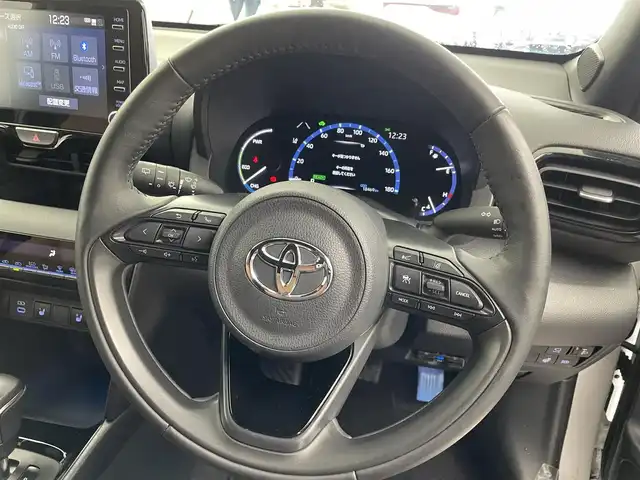 トヨタ ヤリスクロス ハイブリッド Z アドベンチャー 愛知県 2023(令5)年 1.9万km プラチナホワイトパールマイカ メーカー8インチメモリナビ/(BT/FM/AM/Miracast)/全方位バックカメラ/ハーフレザーシート/前席シートヒーター/D席パワーシート/前後ドラレコ/ETC/トヨタセーフティセンス/・レーンキープアシスト/・ブラインドスポットモニター/・クリアランスソナー/・リアクロストラフィックアラート/・パーキングサポートブレーキ/・ロードサインアシスト/PWRモード/エコモード/EVモード/オートブレーキホールド/純正18インチAW/純正フロアマット/純正LEDヘッドライト/ドアバイザー