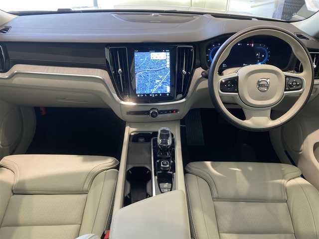 ボルボ ボルボ Ｖ６０ アルティメット B4 熊本県 2022(令4)年 0.8万km パール ・スマートキー/・プッシュスタート/・パノラマサンルーフ/・PilotAssist/・レーンキープエイド/・ロードサインインフォメーション/・前車発進通知/・パーキングセンサー/・ハイビームアシスト/・クルーズコントロール(追従式)/・グレー革シート/・前席パワーシート/・前席エアシート /・全席シートヒーター /・ハンドルヒーター /・純正googleナビ/　【Bluetooth・USB・AppleCarPlay・AndroidAuto】/・harman/kardonサウンドシステム/・全方位カメラ/・ETC/・ワイヤレス充電/・ドライブレコーダー(前後録画)/・パワーバックドア/・LEDヘッドランプ/・LEDフォグランプ/・純正マット