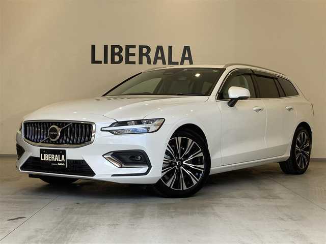 ボルボ ボルボ Ｖ６０ アルティメット B4 熊本県 2022(令4)年 0.8万km パール ・スマートキー/・プッシュスタート/・パノラマサンルーフ/・PilotAssist/・レーンキープエイド/・ロードサインインフォメーション/・前車発進通知/・パーキングセンサー/・ハイビームアシスト/・クルーズコントロール(追従式)/・グレー革シート/・前席パワーシート/・前席エアシート /・全席シートヒーター /・ハンドルヒーター /・純正googleナビ/　【Bluetooth・USB・AppleCarPlay・AndroidAuto】/・harman/kardonサウンドシステム/・全方位カメラ/・ETC/・ワイヤレス充電/・ドライブレコーダー(前後録画)/・パワーバックドア/・LEDヘッドランプ/・LEDフォグランプ/・純正マット