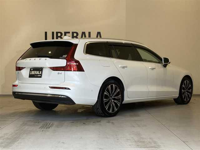 ボルボ ボルボ Ｖ６０ アルティメット B4 熊本県 2022(令4)年 0.8万km パール ・スマートキー/・プッシュスタート/・パノラマサンルーフ/・PilotAssist/・レーンキープエイド/・ロードサインインフォメーション/・前車発進通知/・パーキングセンサー/・ハイビームアシスト/・クルーズコントロール(追従式)/・グレー革シート/・前席パワーシート/・前席エアシート /・全席シートヒーター /・ハンドルヒーター /・純正googleナビ/　【Bluetooth・USB・AppleCarPlay・AndroidAuto】/・harman/kardonサウンドシステム/・全方位カメラ/・ETC/・ワイヤレス充電/・ドライブレコーダー(前後録画)/・パワーバックドア/・LEDヘッドランプ/・LEDフォグランプ/・純正マット