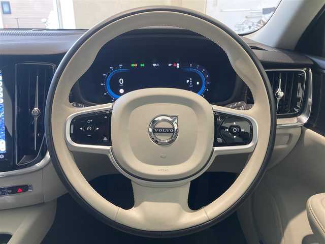 ボルボ ボルボ Ｖ６０ アルティメット B4 熊本県 2022(令4)年 0.8万km パール ・スマートキー/・プッシュスタート/・パノラマサンルーフ/・PilotAssist/・レーンキープエイド/・ロードサインインフォメーション/・前車発進通知/・パーキングセンサー/・ハイビームアシスト/・クルーズコントロール(追従式)/・グレー革シート/・前席パワーシート/・前席エアシート /・全席シートヒーター /・ハンドルヒーター /・純正googleナビ/　【Bluetooth・USB・AppleCarPlay・AndroidAuto】/・harman/kardonサウンドシステム/・全方位カメラ/・ETC/・ワイヤレス充電/・ドライブレコーダー(前後録画)/・パワーバックドア/・LEDヘッドランプ/・LEDフォグランプ/・純正マット