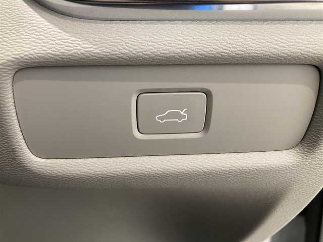 ボルボ ボルボ Ｖ６０ アルティメット B4 熊本県 2022(令4)年 0.8万km パール ・スマートキー/・プッシュスタート/・パノラマサンルーフ/・PilotAssist/・レーンキープエイド/・ロードサインインフォメーション/・前車発進通知/・パーキングセンサー/・ハイビームアシスト/・クルーズコントロール(追従式)/・グレー革シート/・前席パワーシート/・前席エアシート /・全席シートヒーター /・ハンドルヒーター /・純正googleナビ/　【Bluetooth・USB・AppleCarPlay・AndroidAuto】/・harman/kardonサウンドシステム/・全方位カメラ/・ETC/・ワイヤレス充電/・ドライブレコーダー(前後録画)/・パワーバックドア/・LEDヘッドランプ/・LEDフォグランプ/・純正マット
