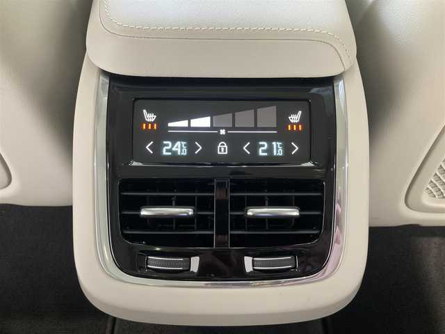 ボルボ ボルボ Ｖ６０ アルティメット B4 熊本県 2022(令4)年 0.8万km パール ・スマートキー/・プッシュスタート/・パノラマサンルーフ/・PilotAssist/・レーンキープエイド/・ロードサインインフォメーション/・前車発進通知/・パーキングセンサー/・ハイビームアシスト/・クルーズコントロール(追従式)/・グレー革シート/・前席パワーシート/・前席エアシート /・全席シートヒーター /・ハンドルヒーター /・純正googleナビ/　【Bluetooth・USB・AppleCarPlay・AndroidAuto】/・harman/kardonサウンドシステム/・全方位カメラ/・ETC/・ワイヤレス充電/・ドライブレコーダー(前後録画)/・パワーバックドア/・LEDヘッドランプ/・LEDフォグランプ/・純正マット